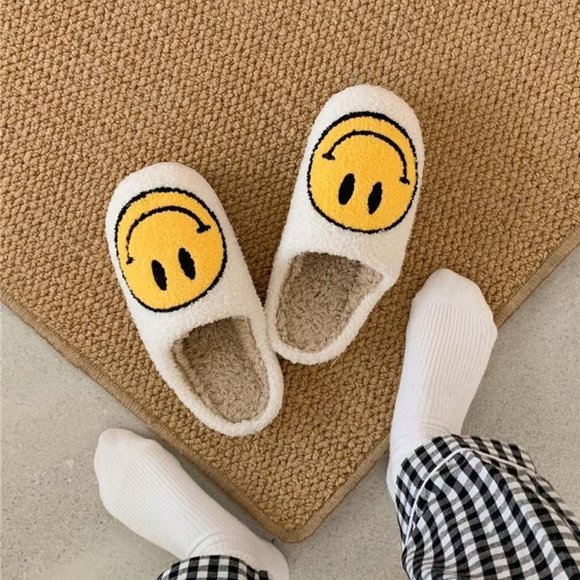 Reposh 🔄 Smile Smiley Happy Face Soft Cozy Slippers - Picture 2 of 2